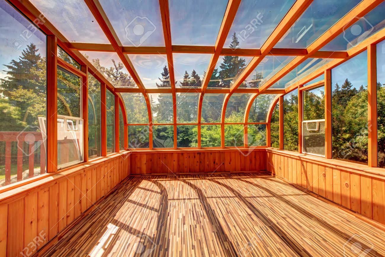 Lege houten kas met glazen plafond en muren royalty vrije foto ...