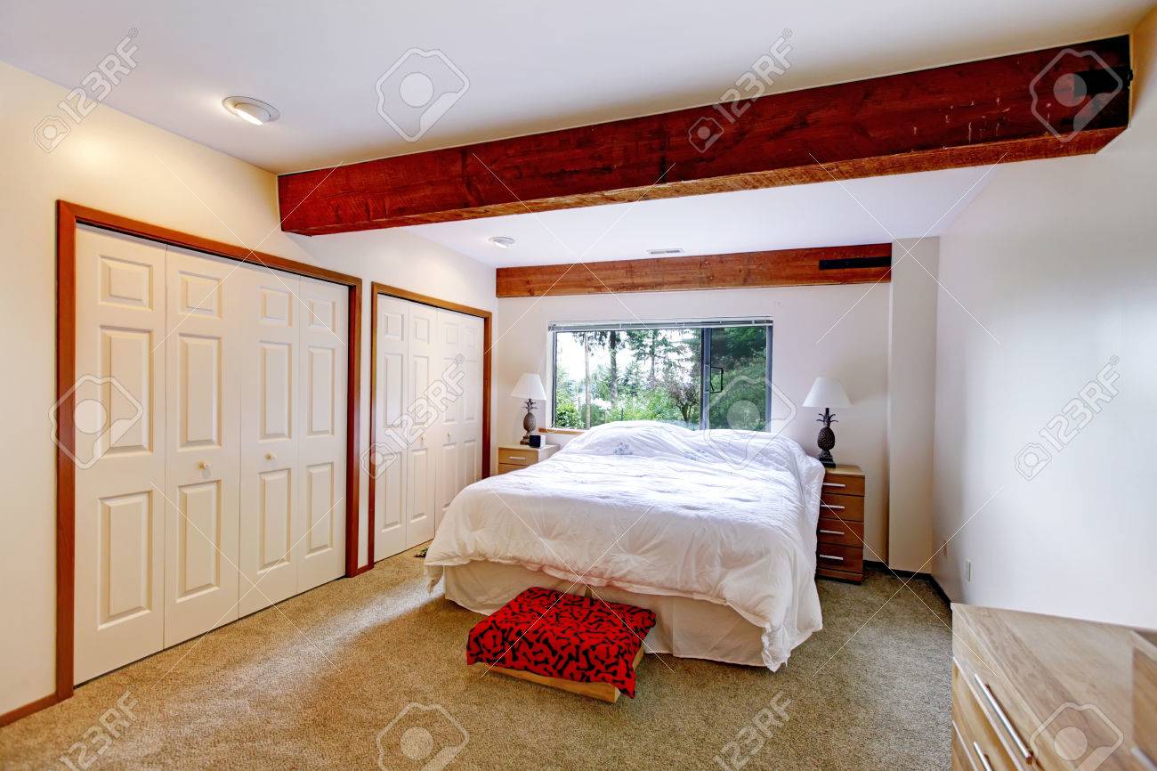 Schlafzimmer in weiÃer farbe. zimmer verfügt über helle braune ...