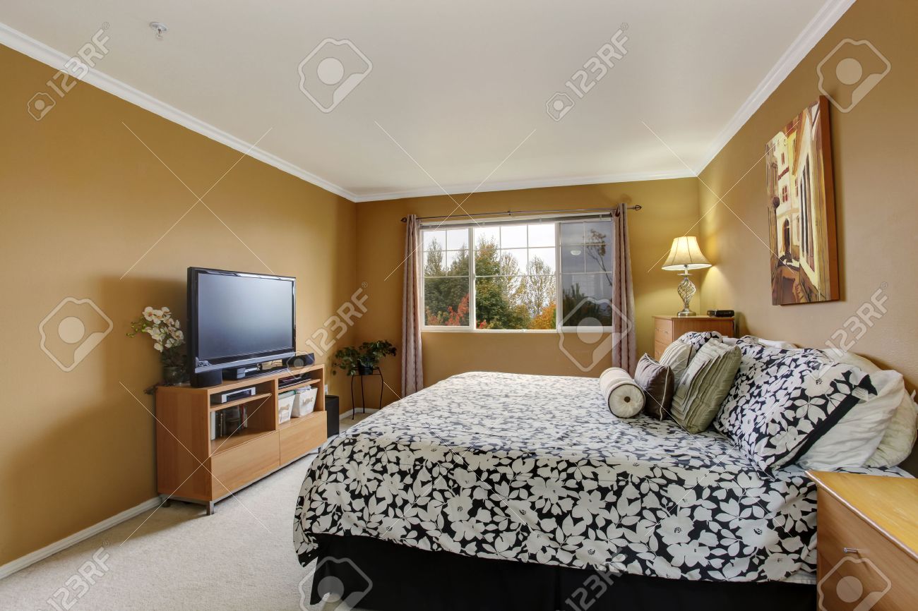 Chambre en couleur moutarde avec de l'ivoire lumière de la ...