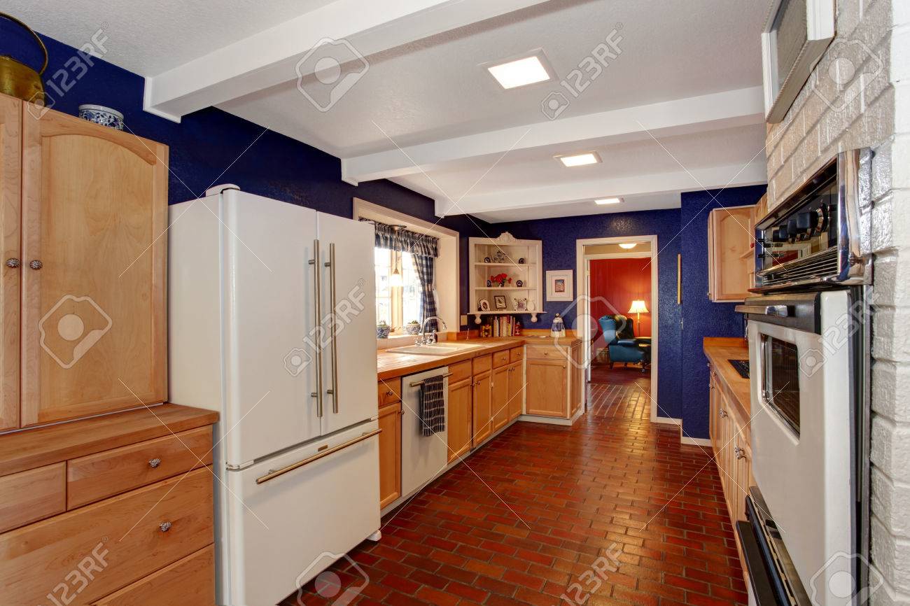 Lange keuken kamer met koninklijke muren, lichtbruin opbergkasten ...