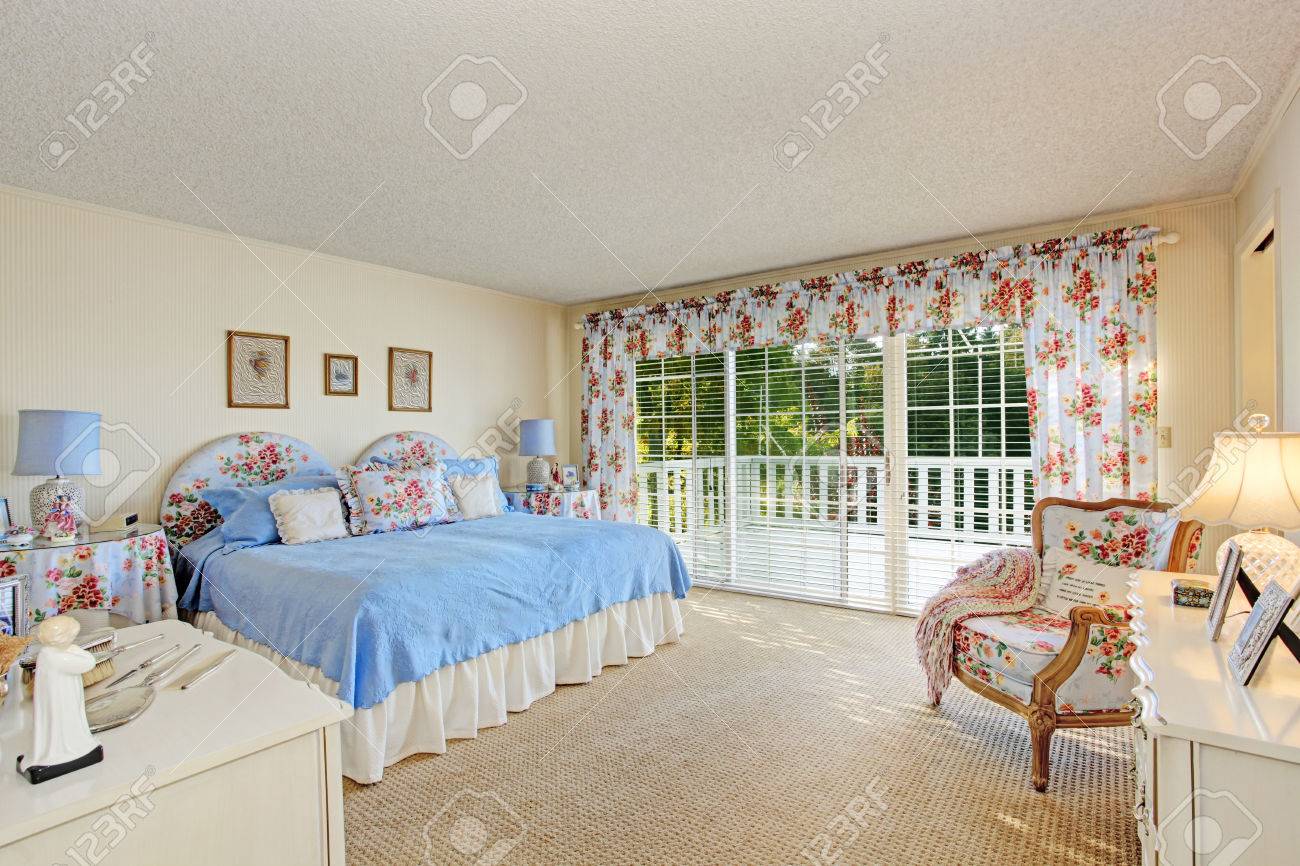 Geräumiges schlafzimmer im alten haus mit ausstand deck. blick auf ...