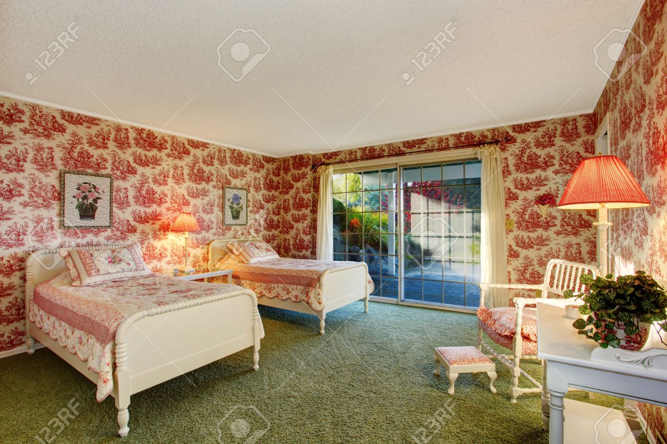 Bright ouderwetse slaapkamer met staking dek, rood behang en ...