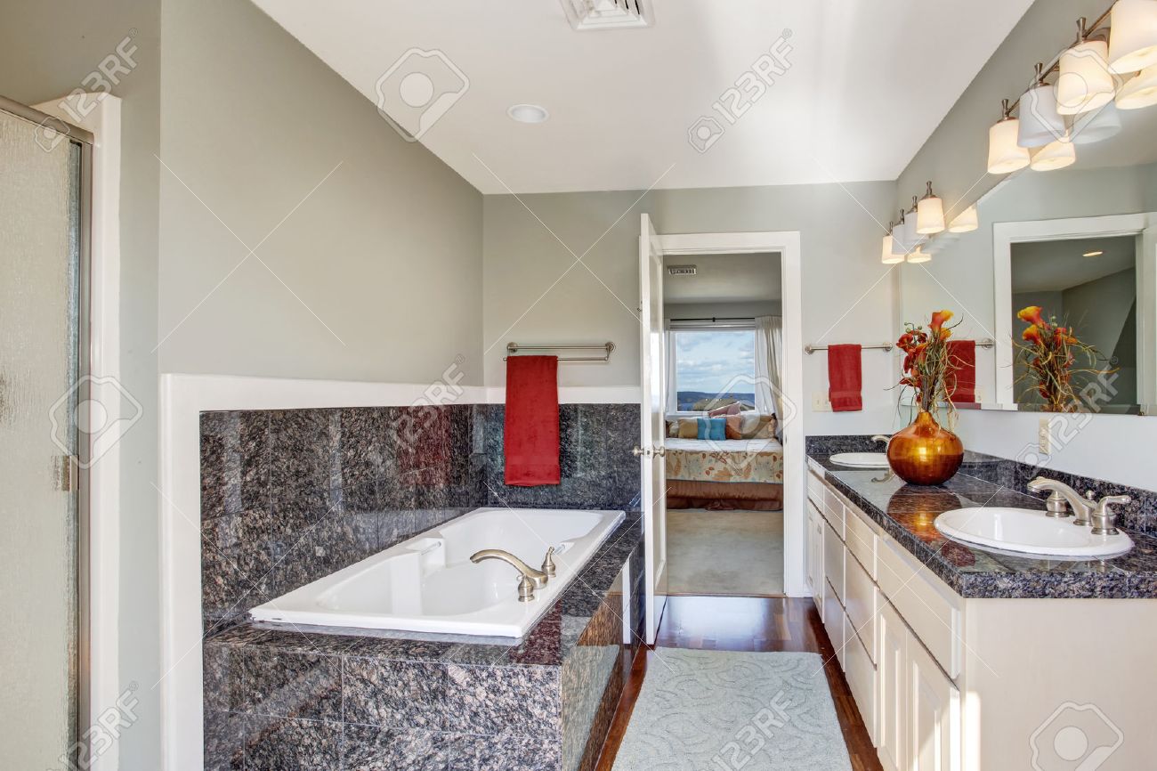 Moderne badkamer interieur met granieten tegels trim, hardhouten ...