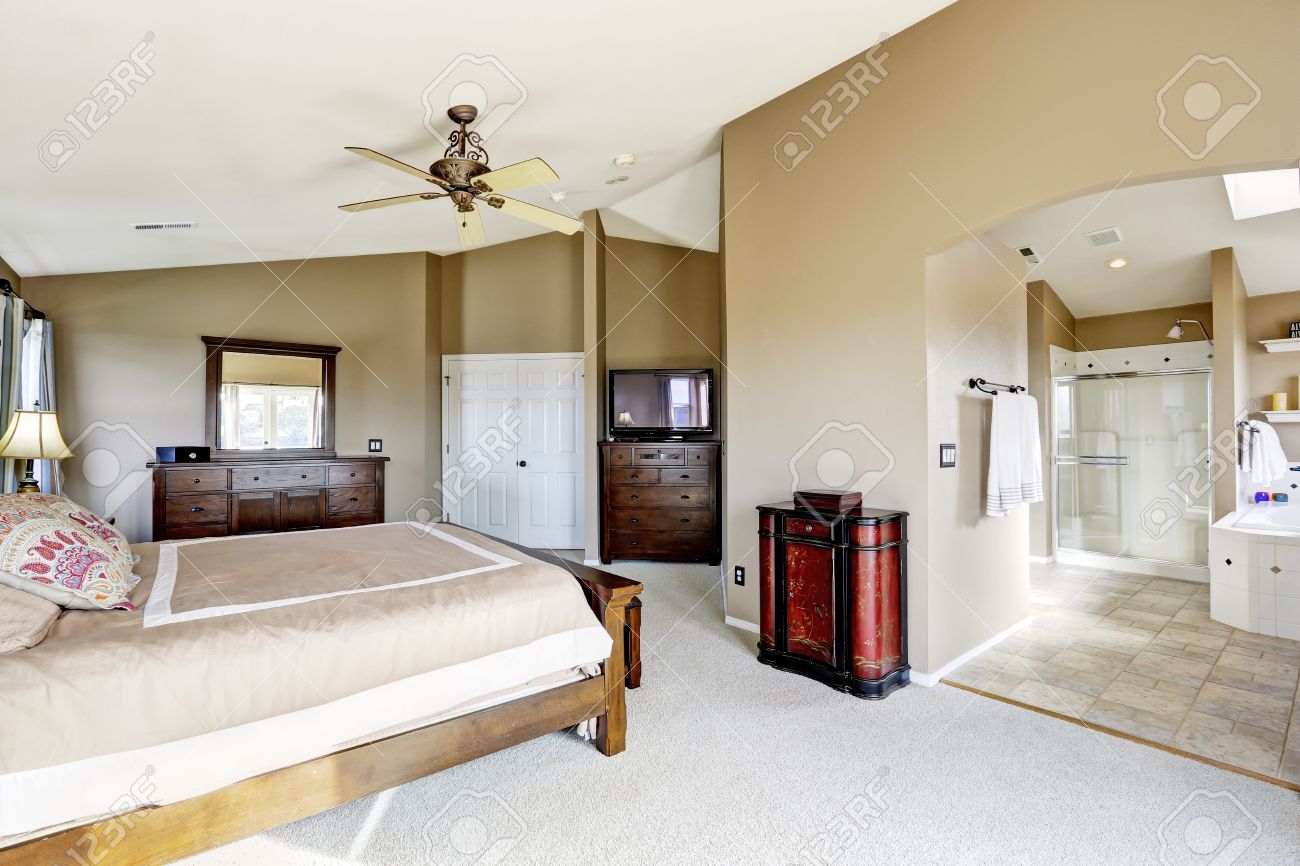 Luxe lichte slaapkamer interieur met badkamer. uitzicht op bed met ...