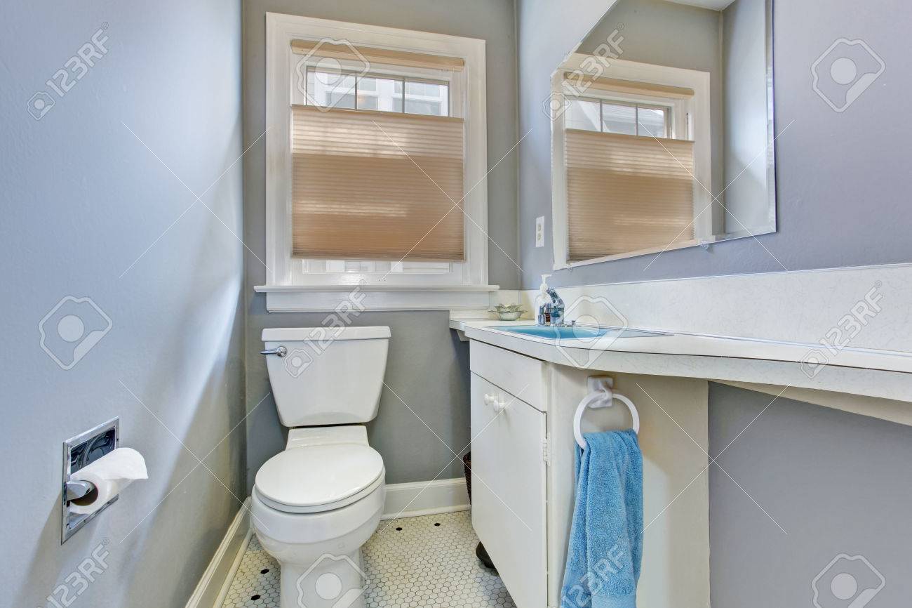 Petite salle de bains lumière bleue inteiror dans la vieille ...