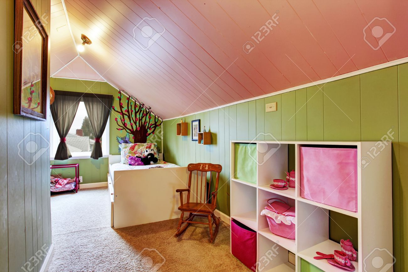 Cameretta per bambini con soffitto a volta in verde contrasto e ... Soffitto disegno Colore