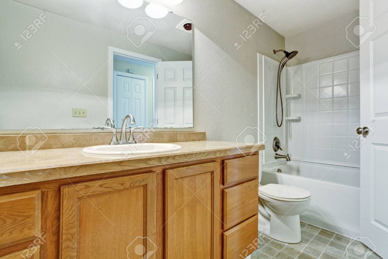 Les tons clairs salle de bains vide avec carrelage, salle de bain ...