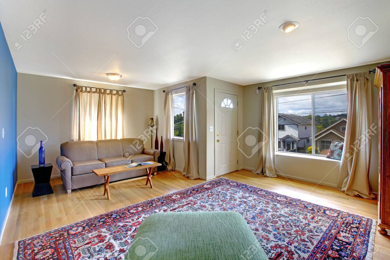 Woonkamer met heldere blauwe muur. ingericht met groene stoel ...