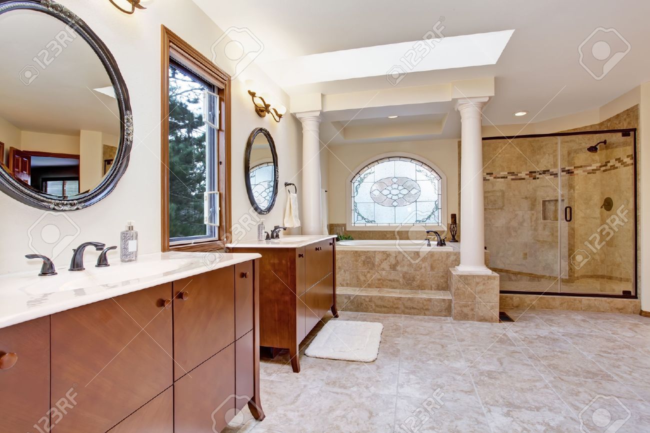 Salle de bain de luxe lumineux avec porte de douche en verre ...