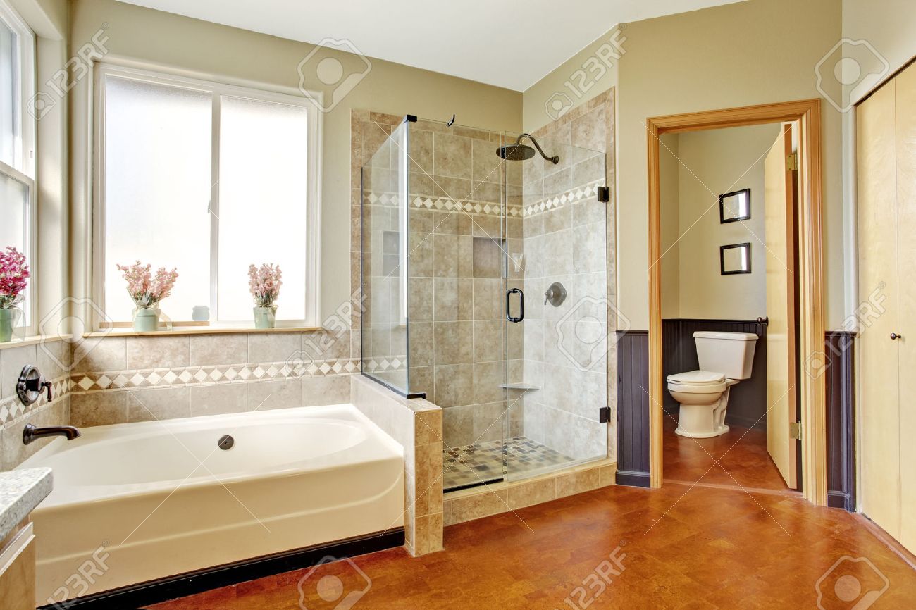 Bagno con vasca sotto finestra: bagni moderni. works sintesibagno ...
