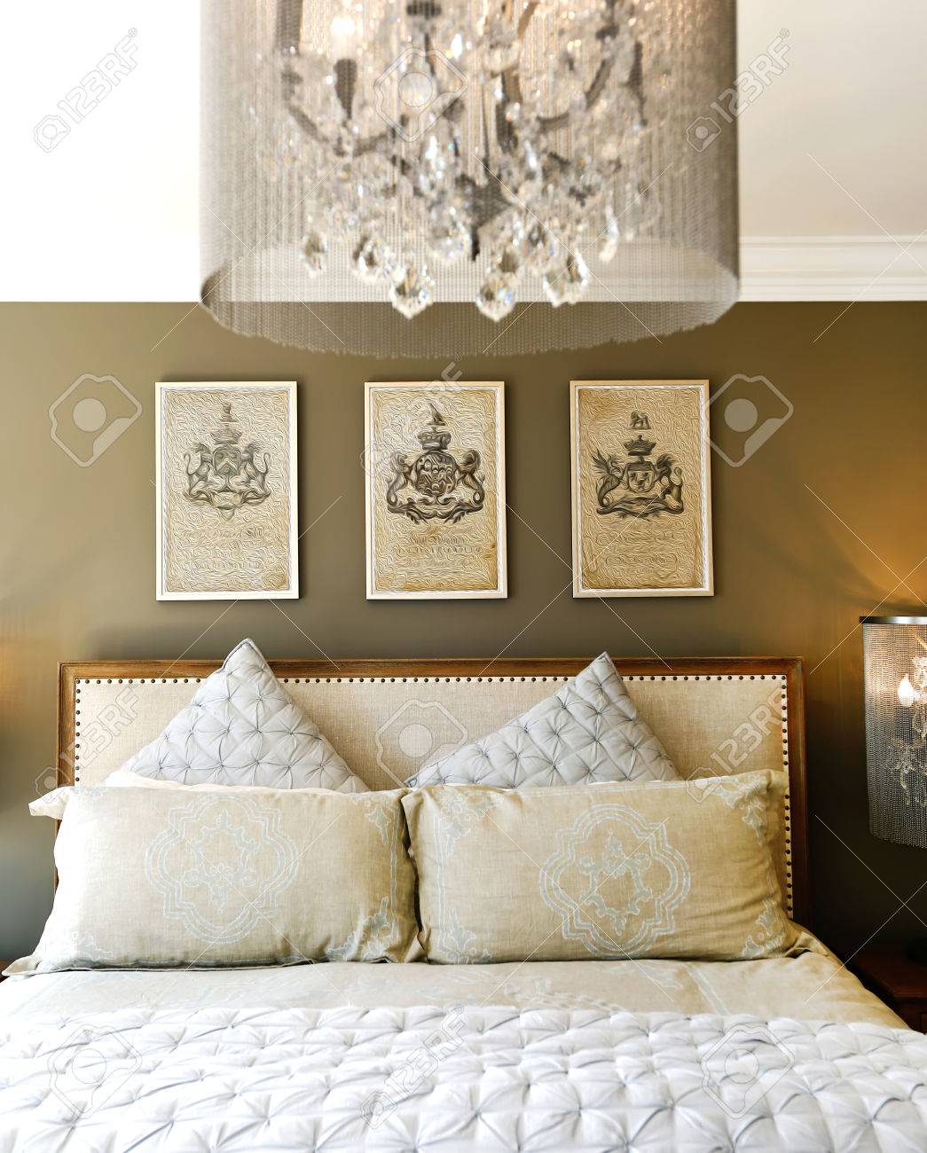 Meubles de chambre à coucher de luxe. sculpté lit en bois avec des ...