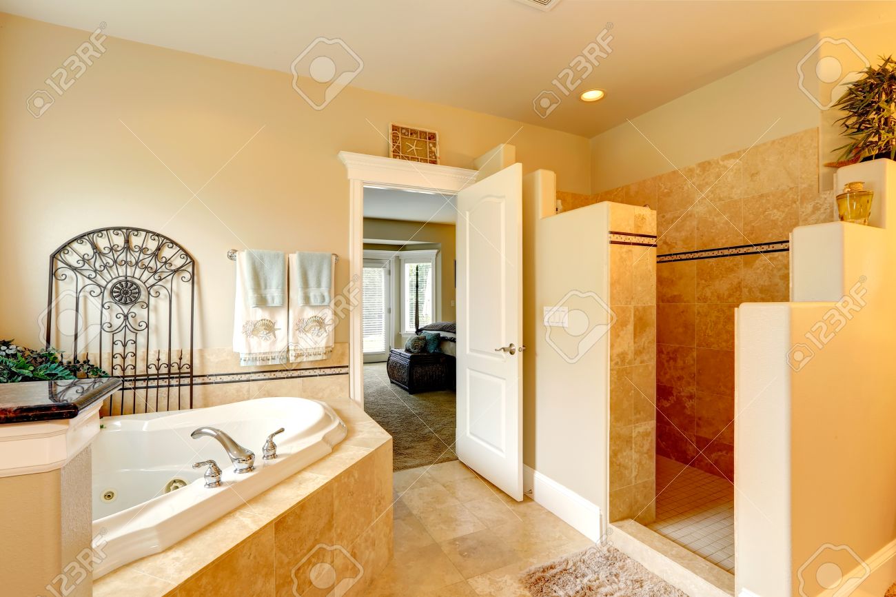 Salle de bain de luxe dans la chambre principale. salle de bains ...