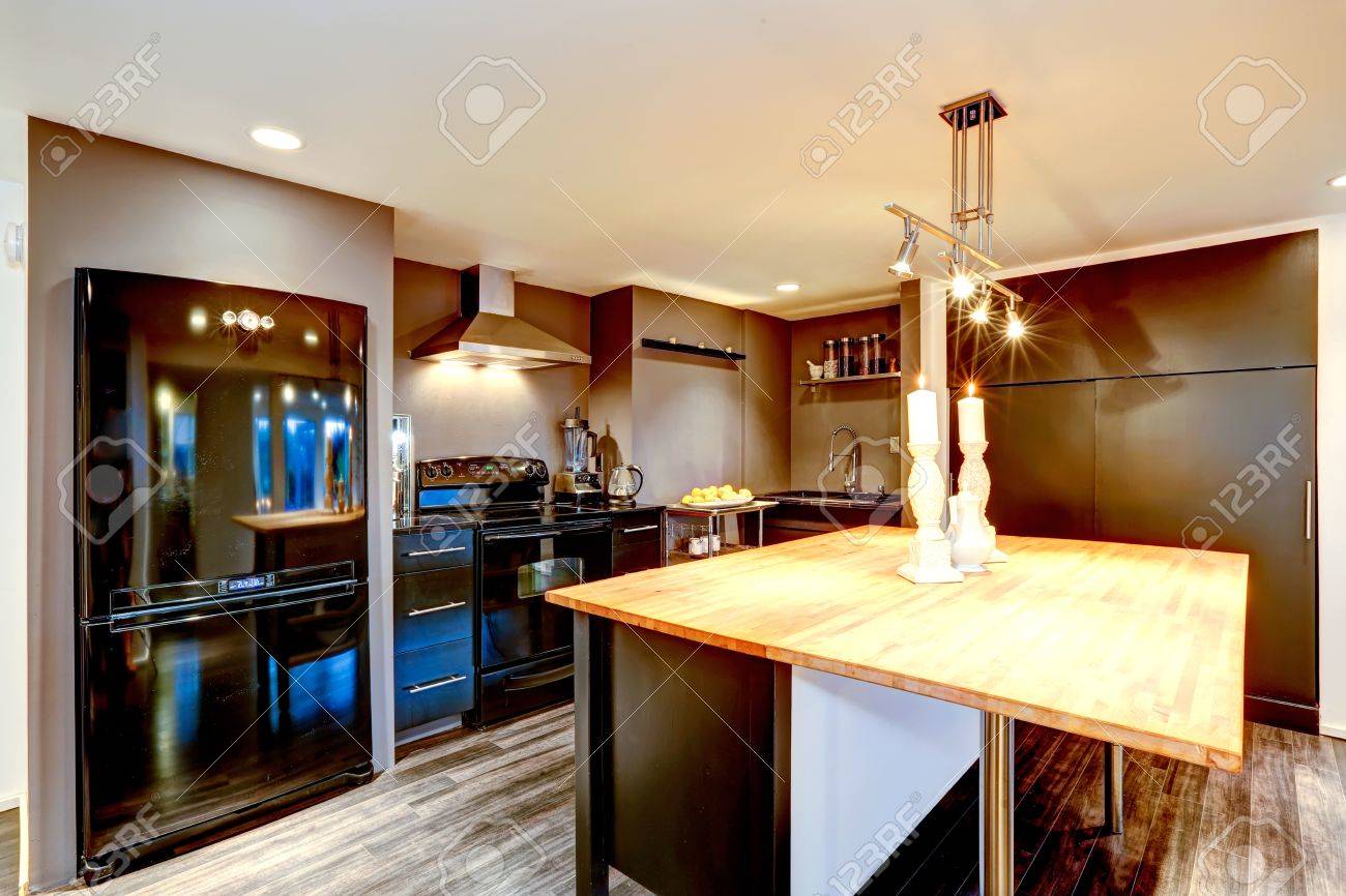 Moderne keuken interieur in donkerbruine kleur met zwarte ... Keuken zwart bruin