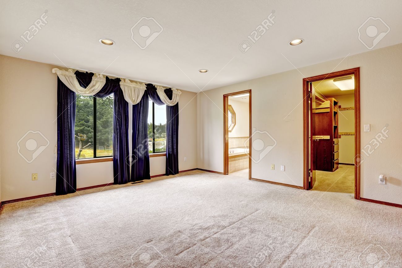 Leer schlafzimmer interieur mit begehbarem kleiderschrank und bad ...