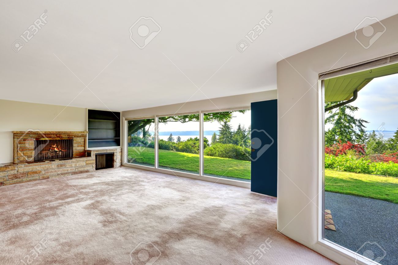 Grand salon vide avec des fenêtres panoramiques. surplombant la ...