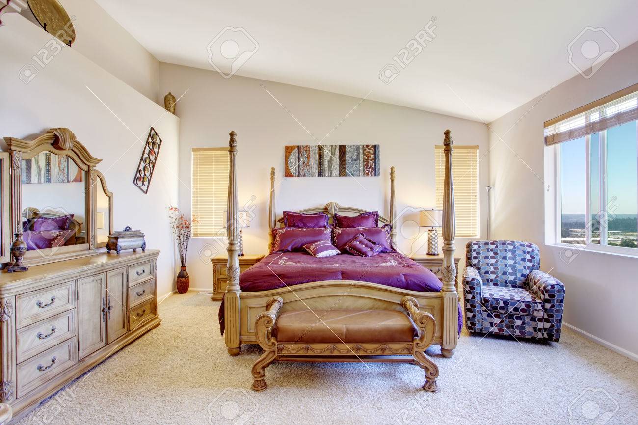 Chambre de luxe avec lit haut poteau de bois sculpté, literie ...