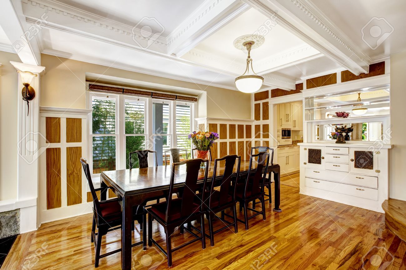 Luxe ruime eetkamer met houten vloer, houten muur trim en ...