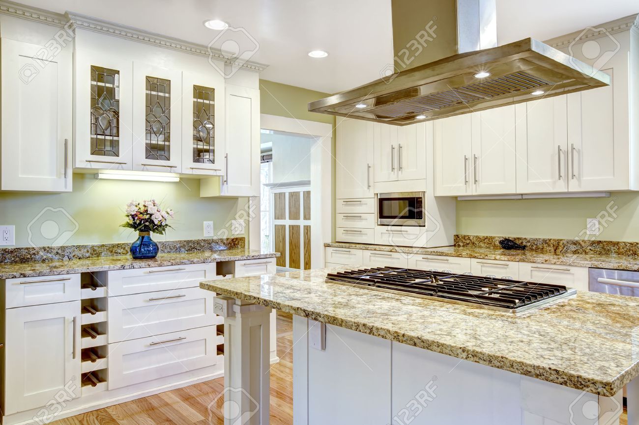 Moderne en praktische keuken kamer ontwerp. witte kast met ...