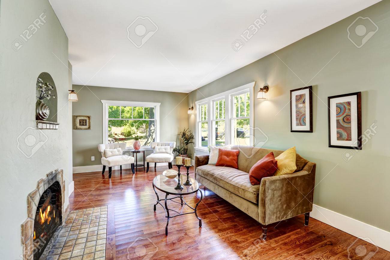 Huis interieur in zachte mint kleur met hardhouten vloer, bruin ... Bruine woonkamer kleuren fotos