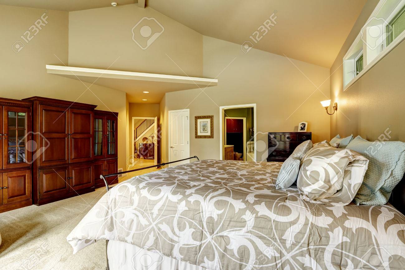 Luxe slaapkamer interieur in zachte beige kleur met bed, kast ...
