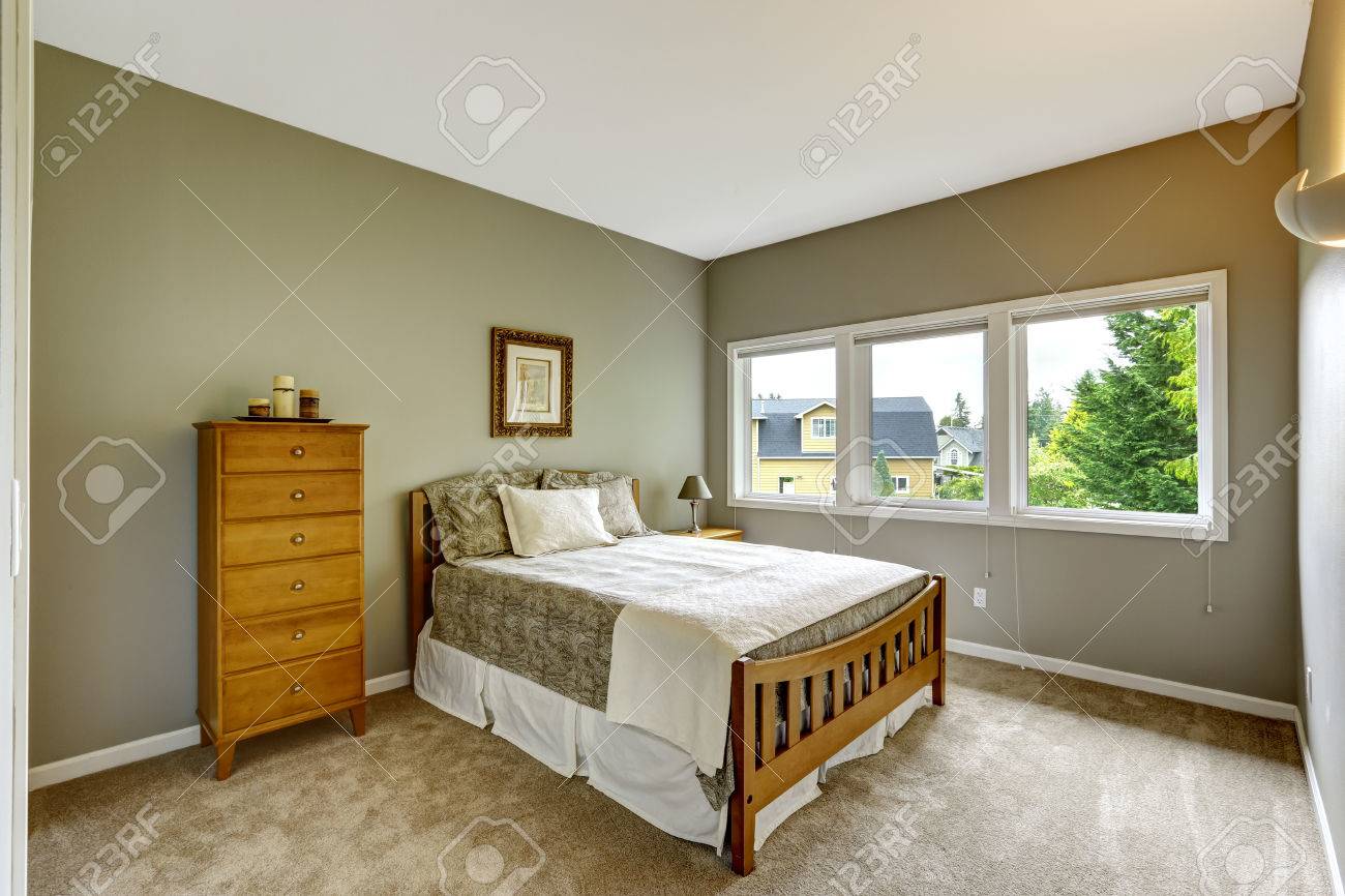 Binnenland van de slaapkamer in grijze kleur met houten bed ...