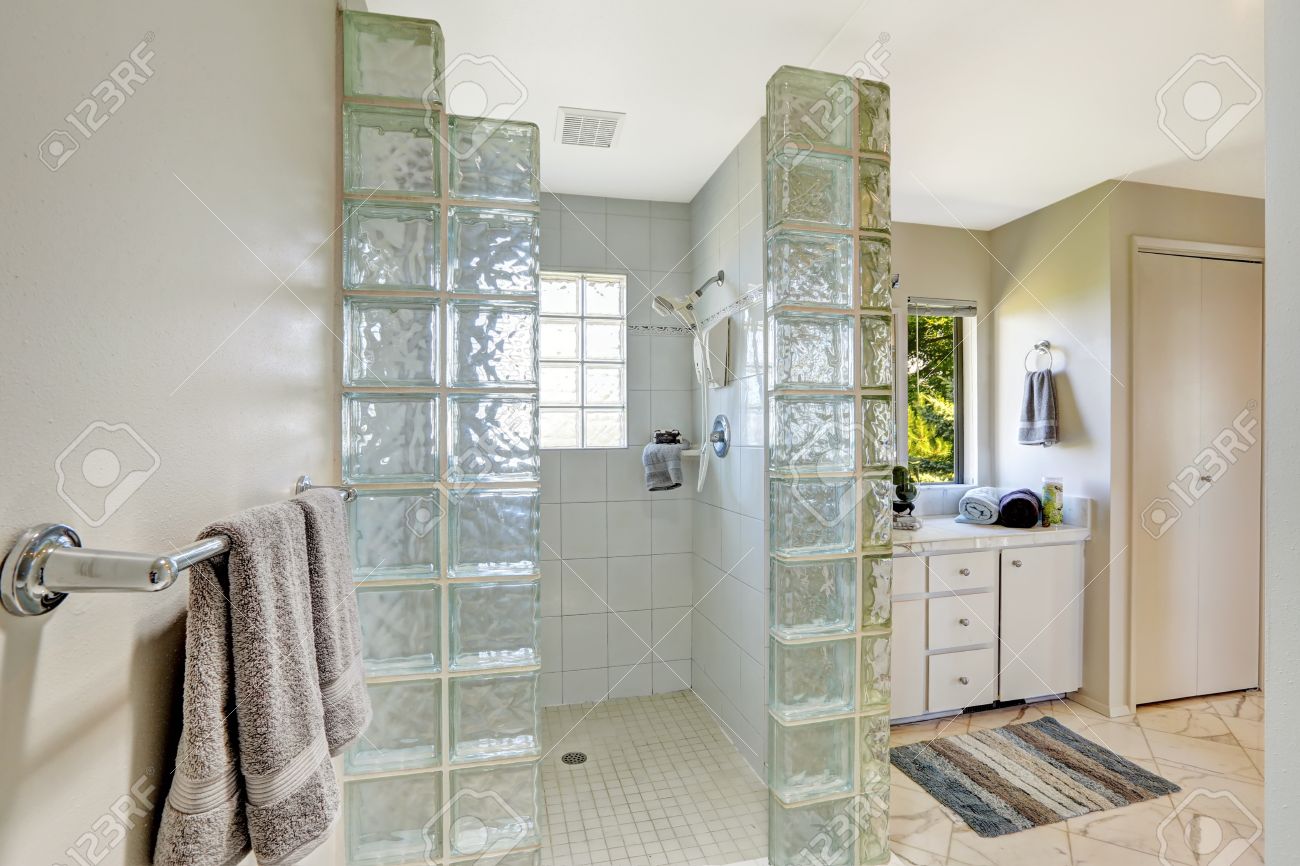 Badrumsinredning. Ãppen dusch med glasblock trim royalty fria ...