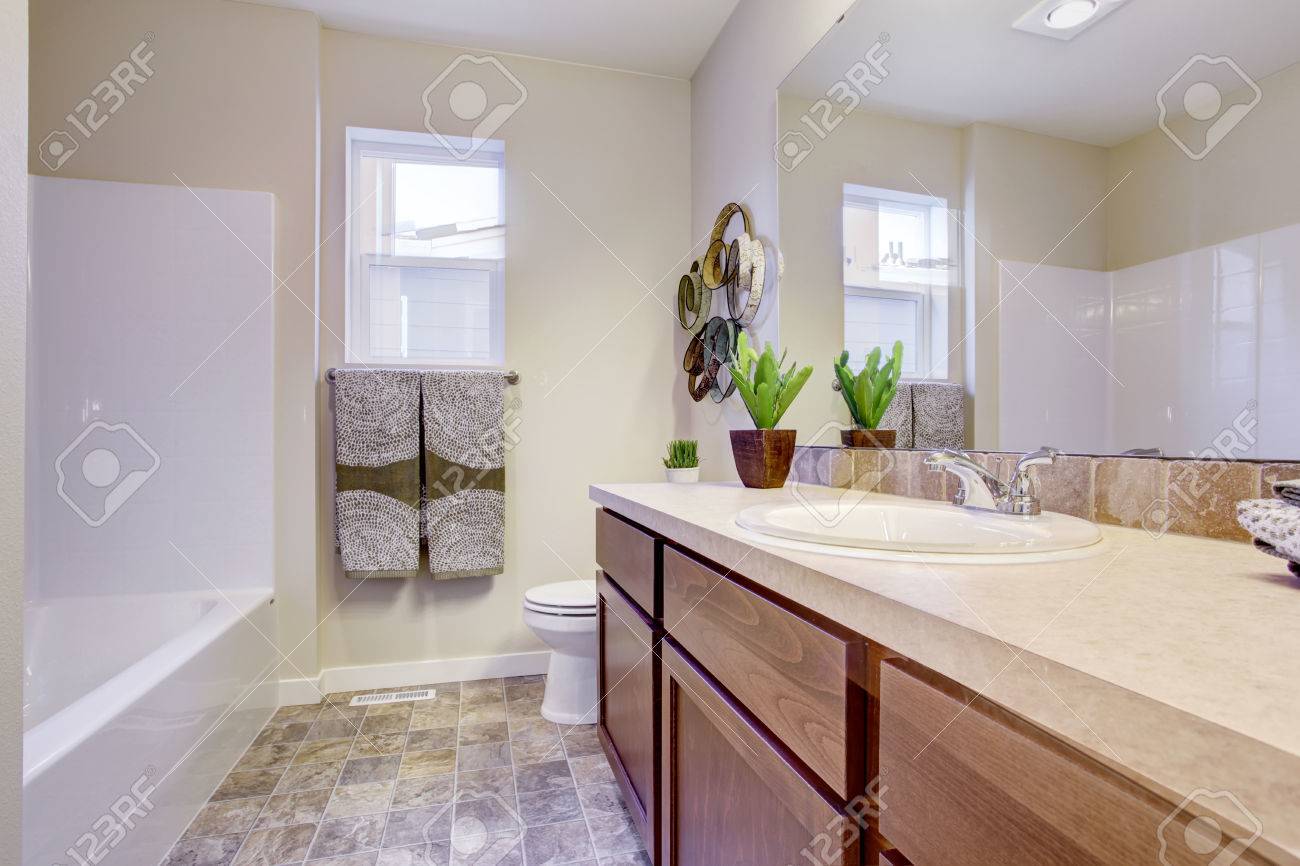 Bagno interiore bianco con pavimento di piastrelle. armadio in ...