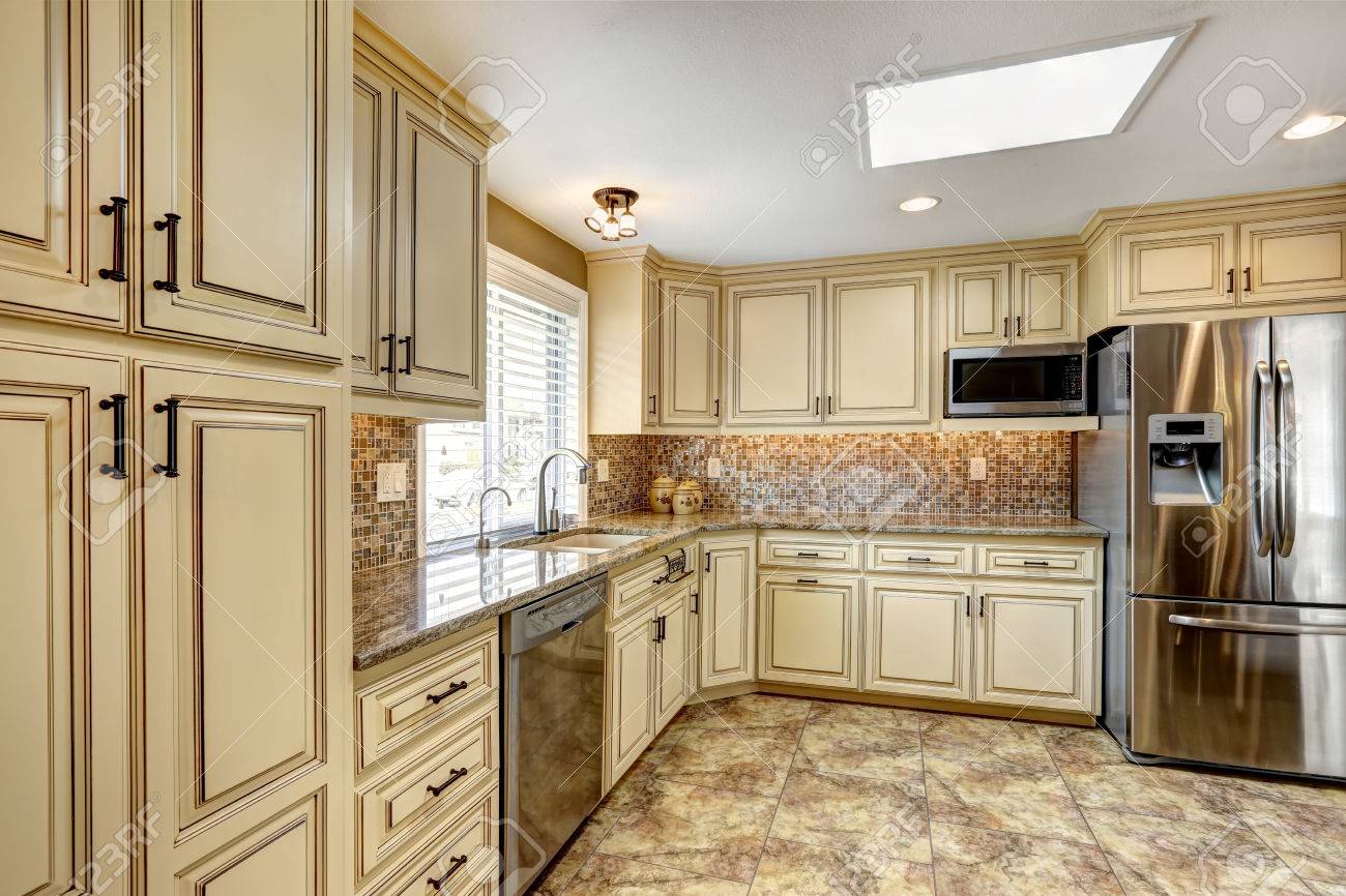 Luxe keuken interieur in lichte beige kleur met back splash trim ...
