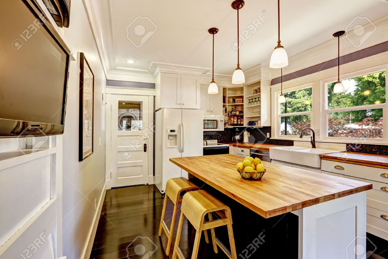 Witte keuken kast met witte toestellen. kookeiland met houten ...
