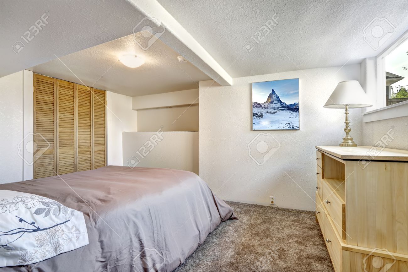 Gemütliches schlafzimmer mit niedriger decke und weichen braunen ... Schlafzimmer gemütlich