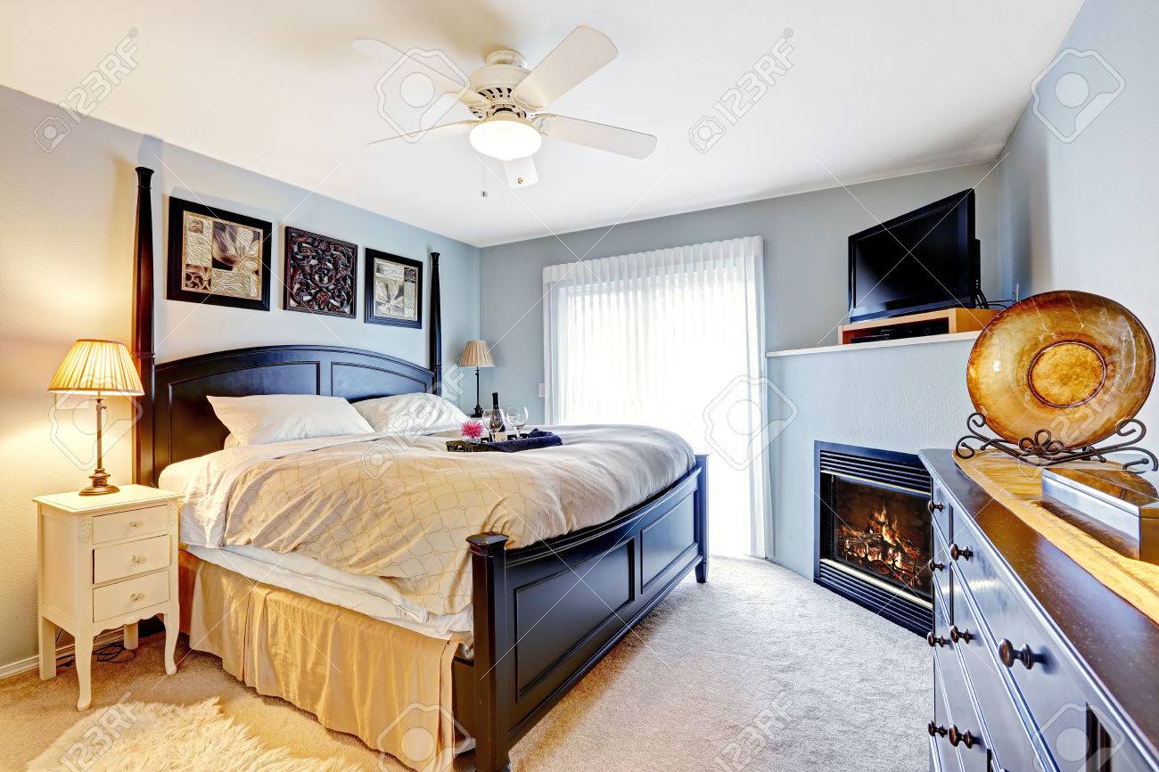 Lichtblauwe slaapkamer met queen size bed, dressoir. kamer heeft ...