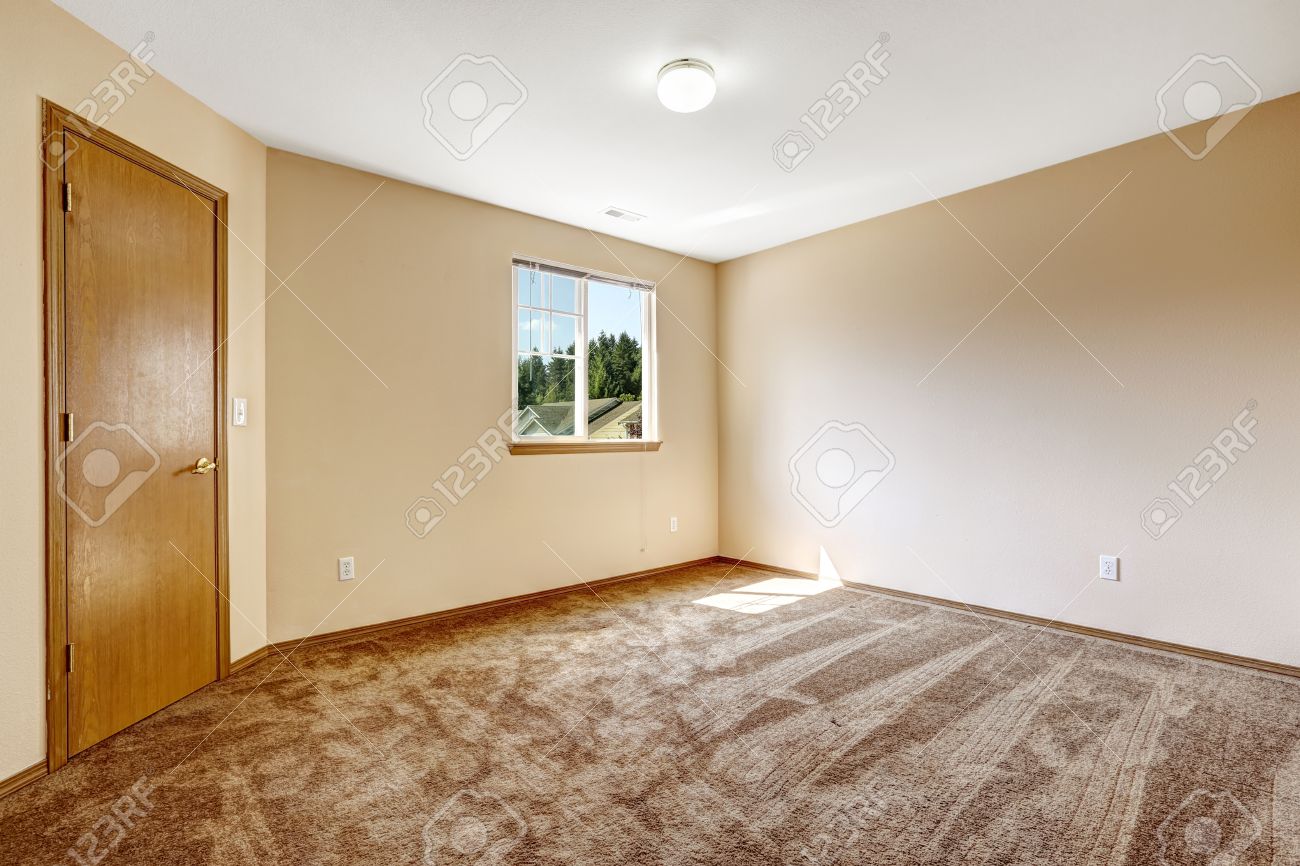 Ivoire salle vide avec fenêtre et porte en bois. murs ivoire doux ...