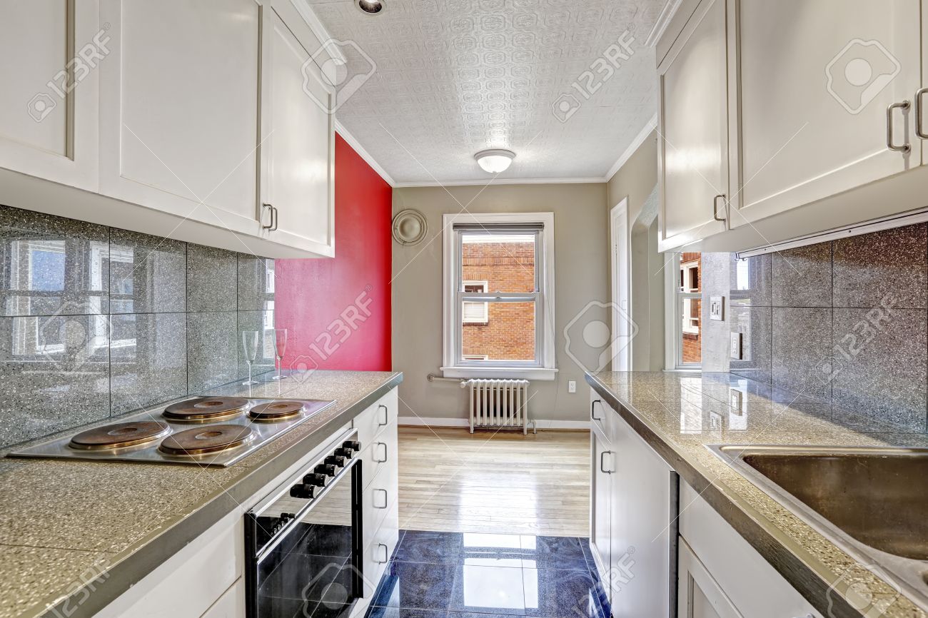 Blanc armoires de cuisine avec mur de carreaux gris garniture et ...