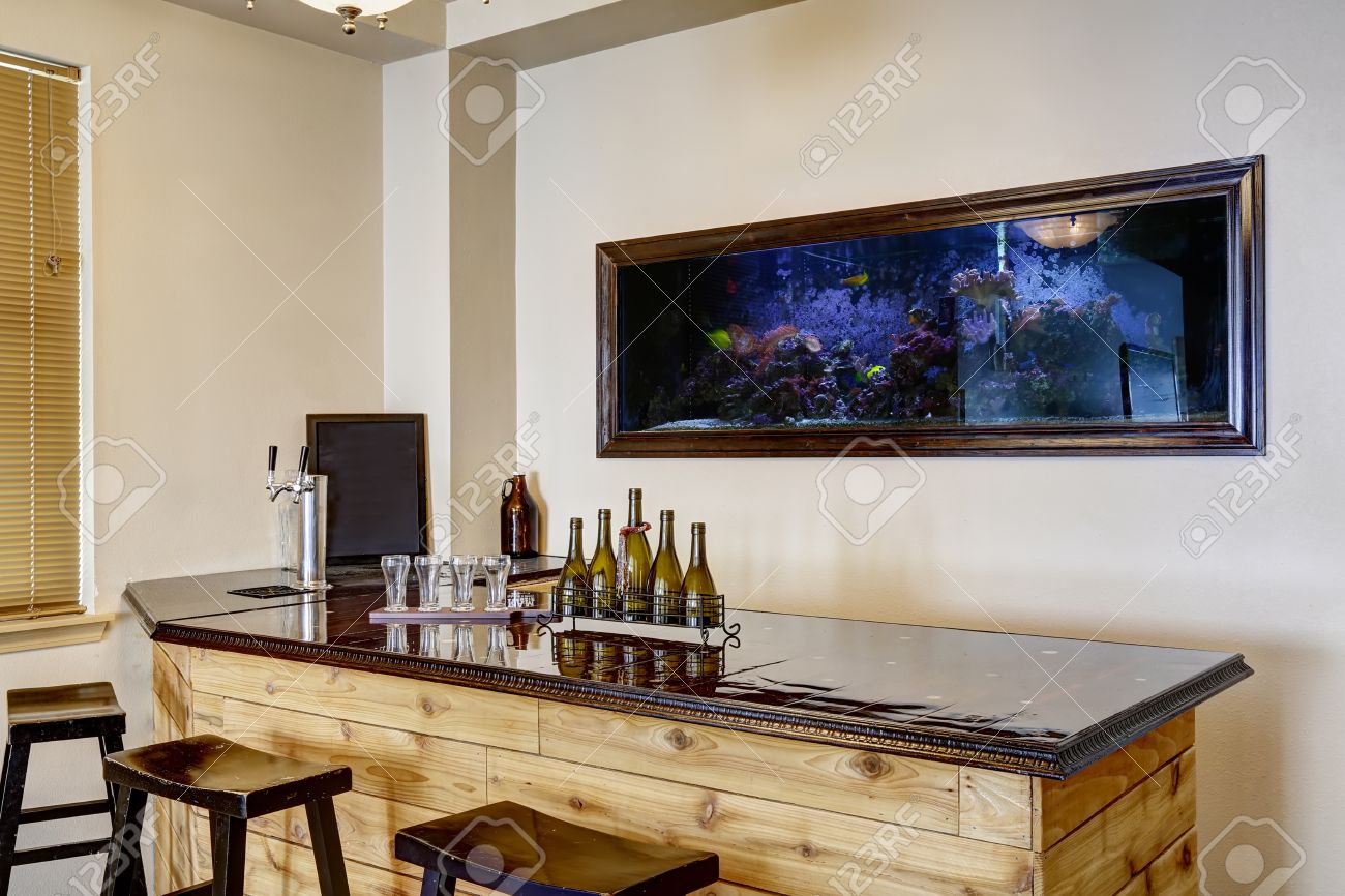 Weicher elfenbein bar raum mit in der wand aquarium gebaut ... Raum graue wand