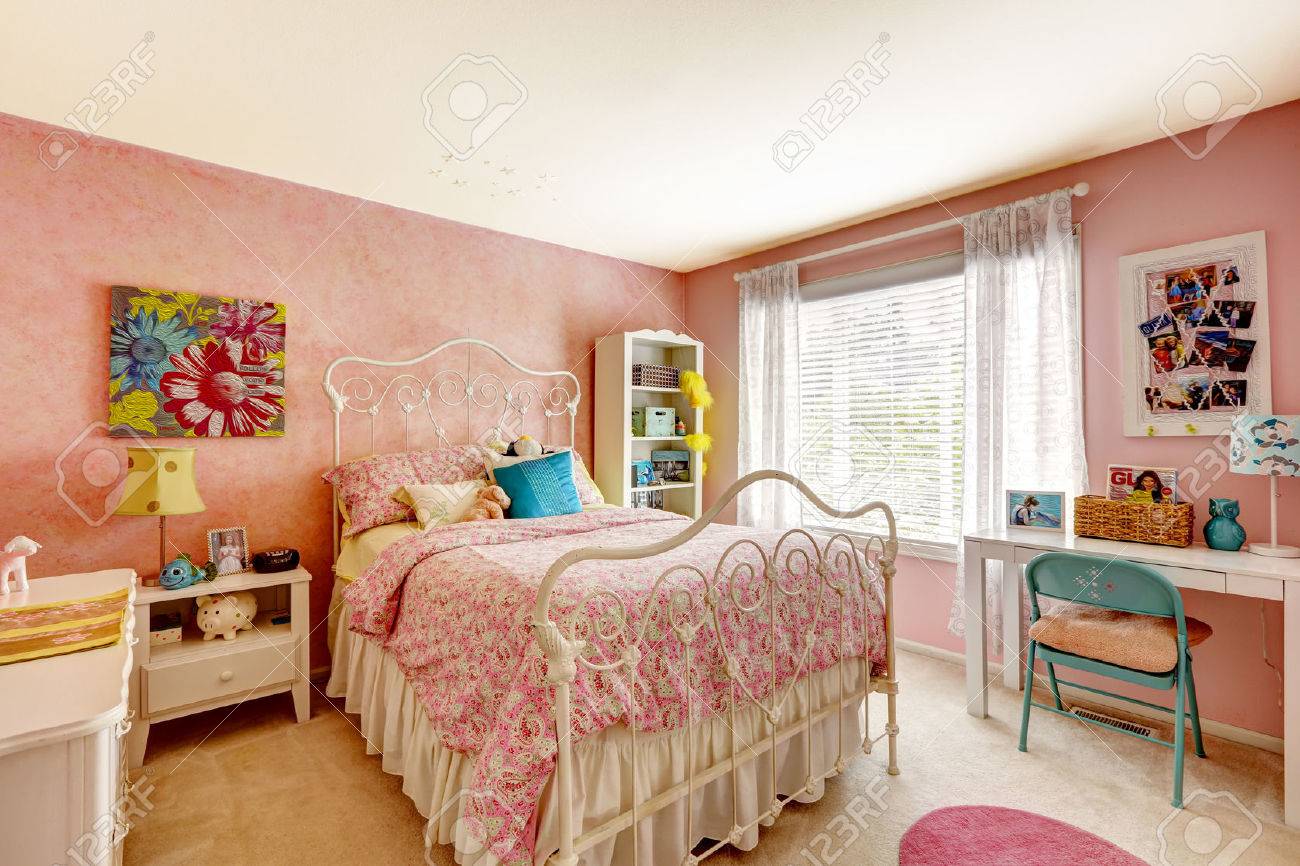 Knusse slaapkamer interieur in roze kleur met witte ijzeren bed ...