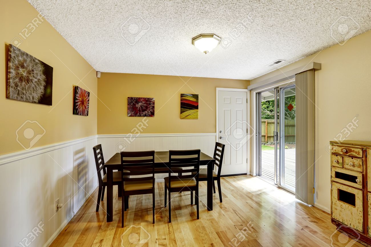 Salle à manger avec des murs jaune clair et l'équilibre blanc ...