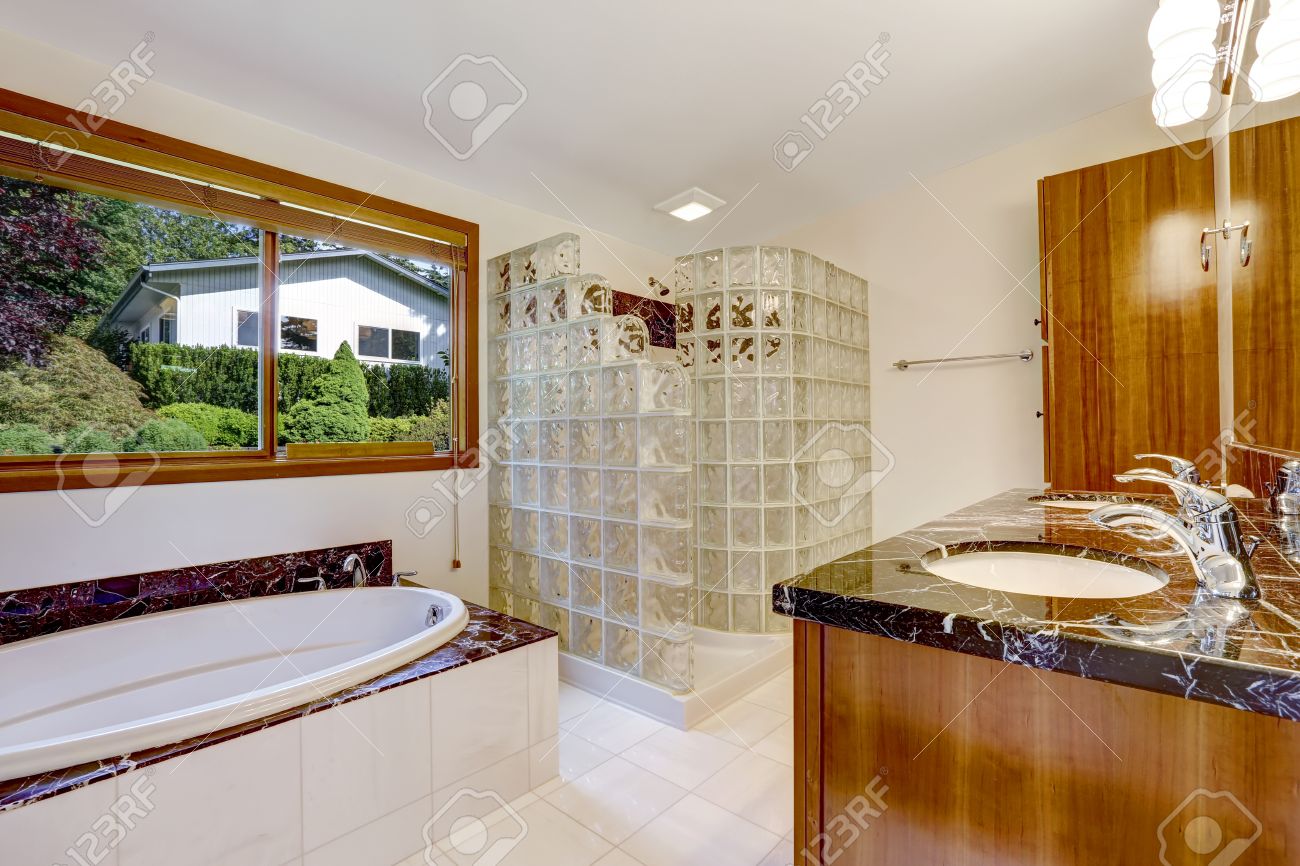 Salle de bains avec bloc de verre blindé douche. armoire brun avec ...