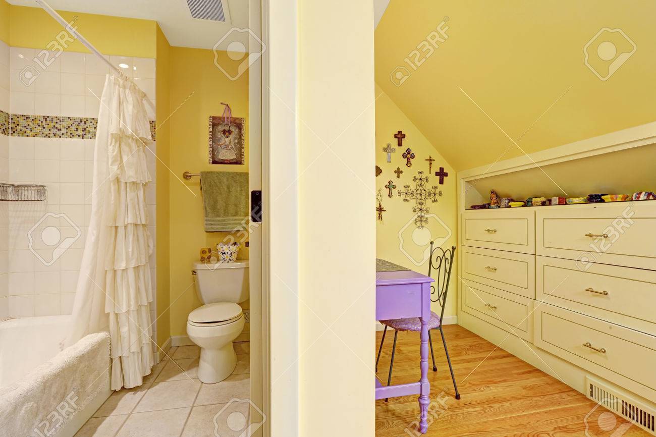 Double intérieur enfants de salle de bain avec plafond voûté ...