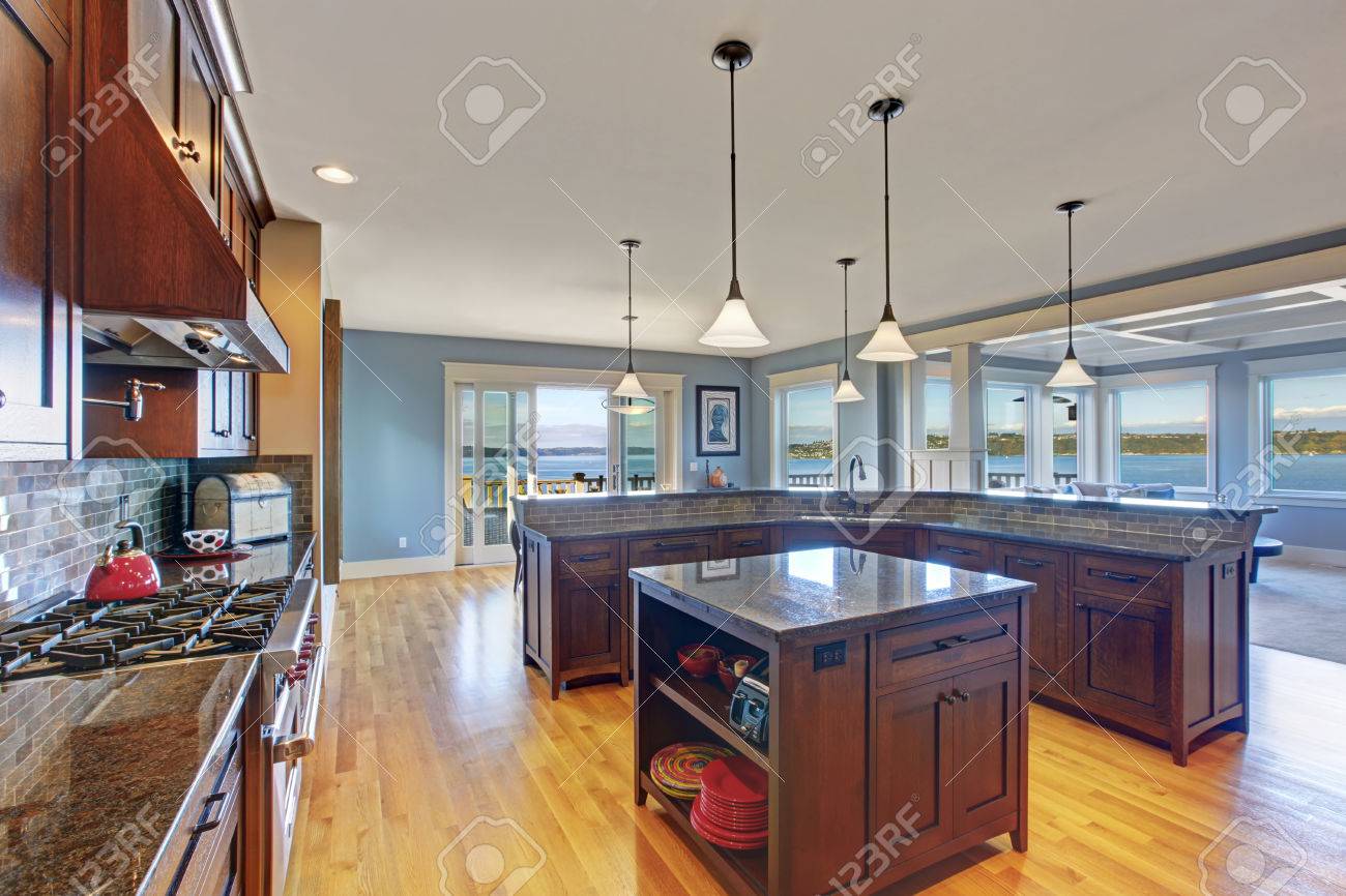 Luxe keuken met donker bruine opslag combinatie, kookeiland en ... Luxe keuken met kookeiland