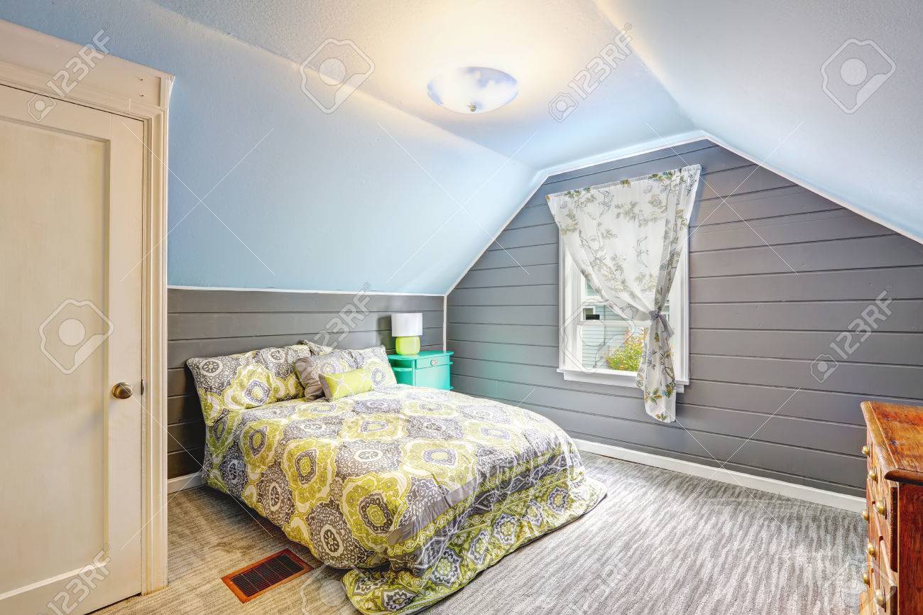 Intérieur de la chambre gris clair avec plafond voûté et planches ...