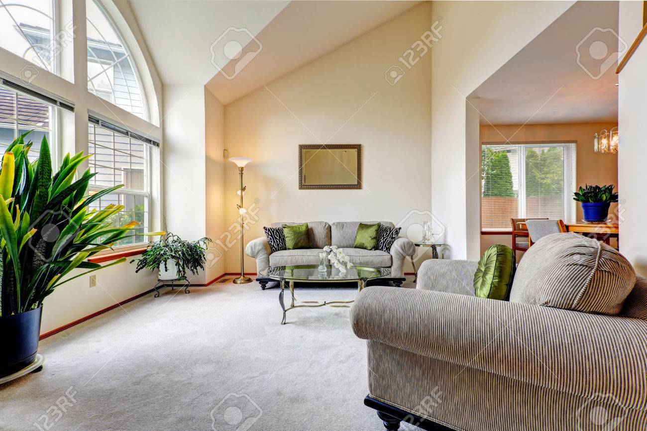 Chambre de luxe de la famille dans des tons crème molle avec ...
