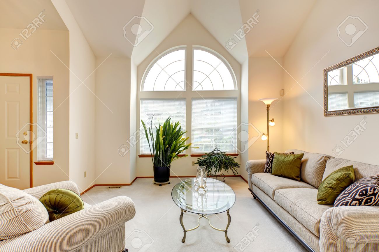 Chambre de luxe de la famille dans des tons crème doux avec ...