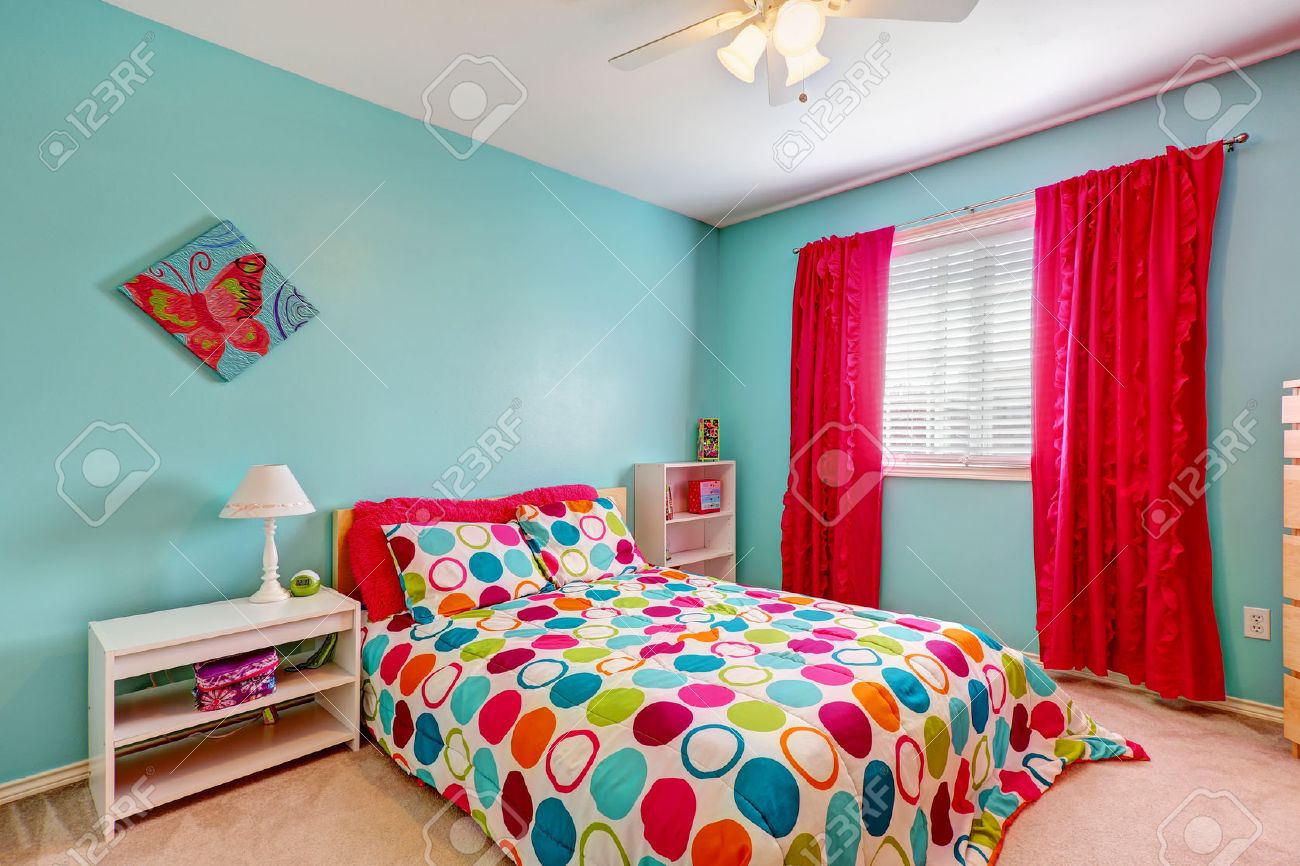 Vrolijke slaapkamer interieur in turquoise kleur met heldere rode ...