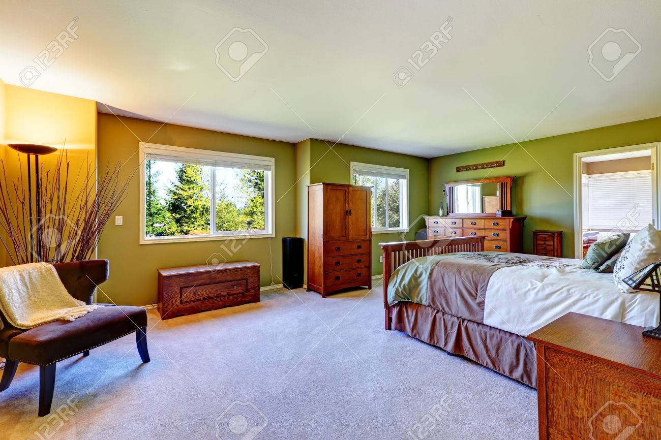 Slaapkamer interieur in felle groene kleur met houten bed ...
