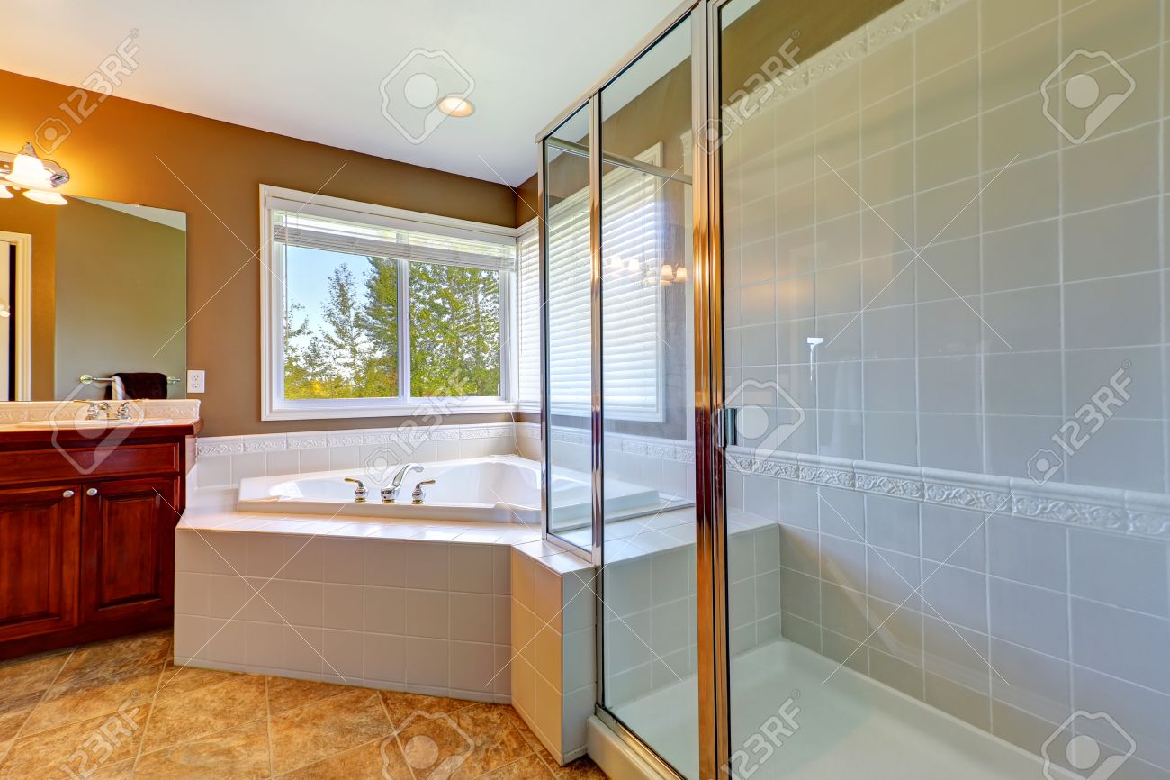 Intérieur salle de bain avec baignoire d'angle et douche blindé ...