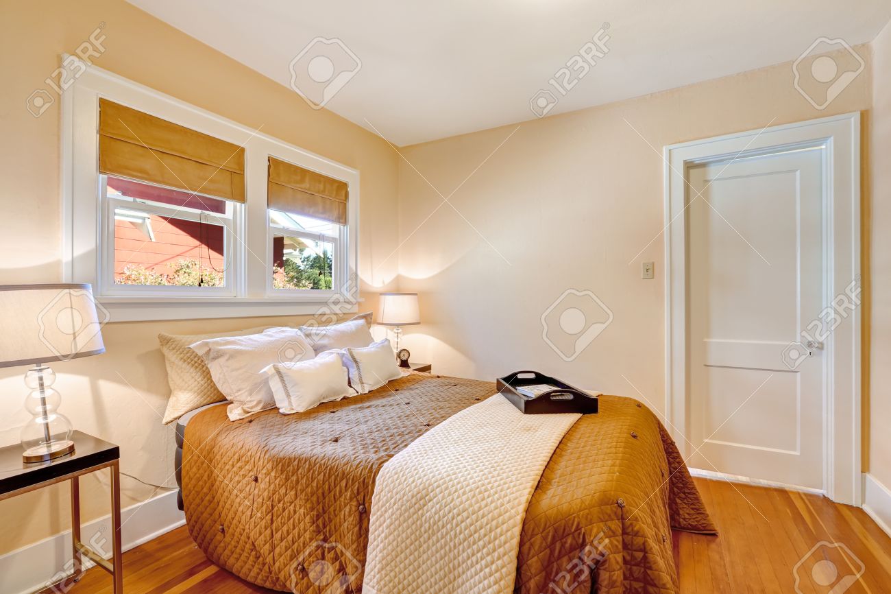 Warm interieur slaapkamer met lichte kleur muren en hardhouten ...