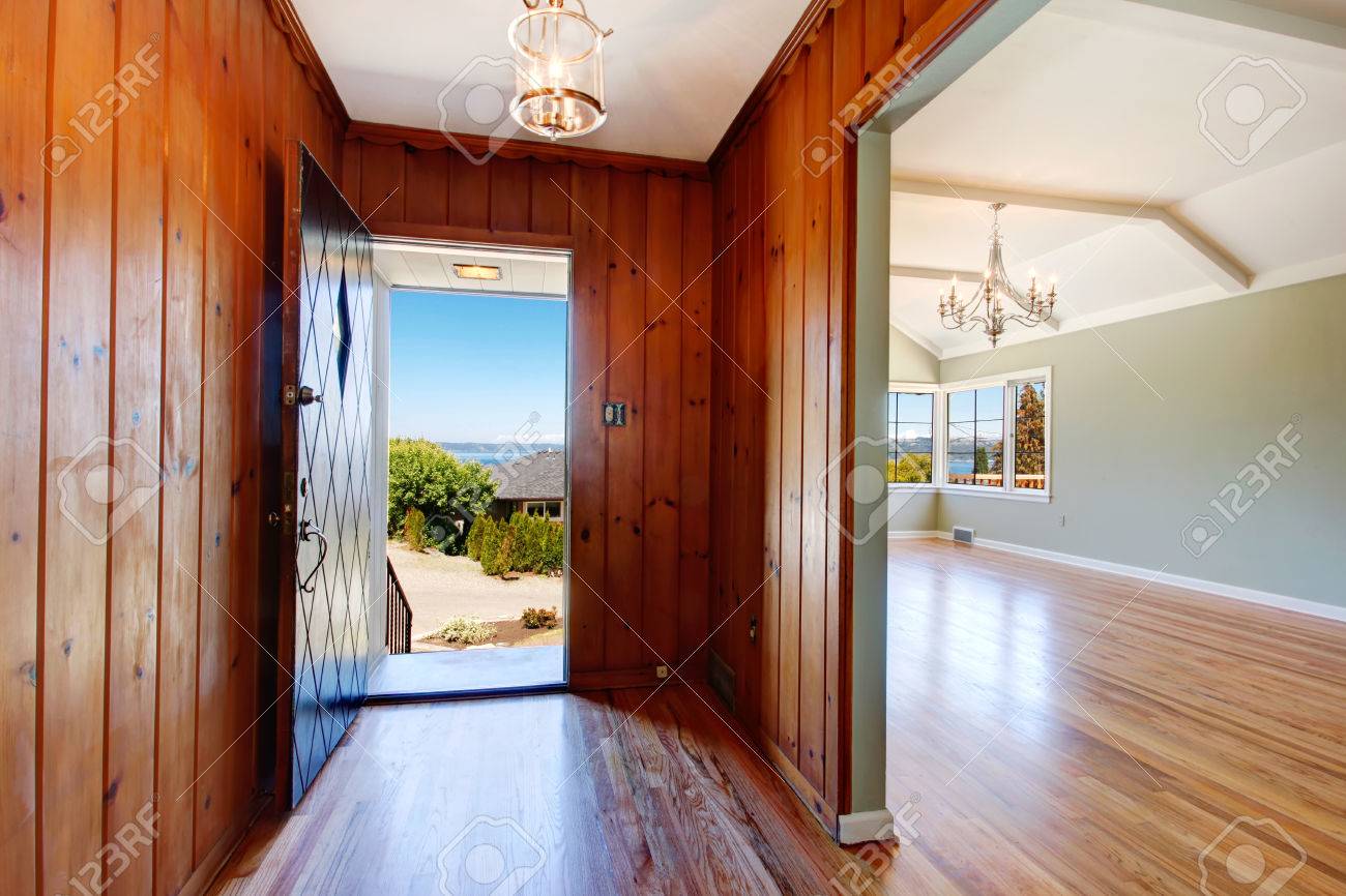 Interno casa vuota. corridoio d'ingresso con il legno della ...