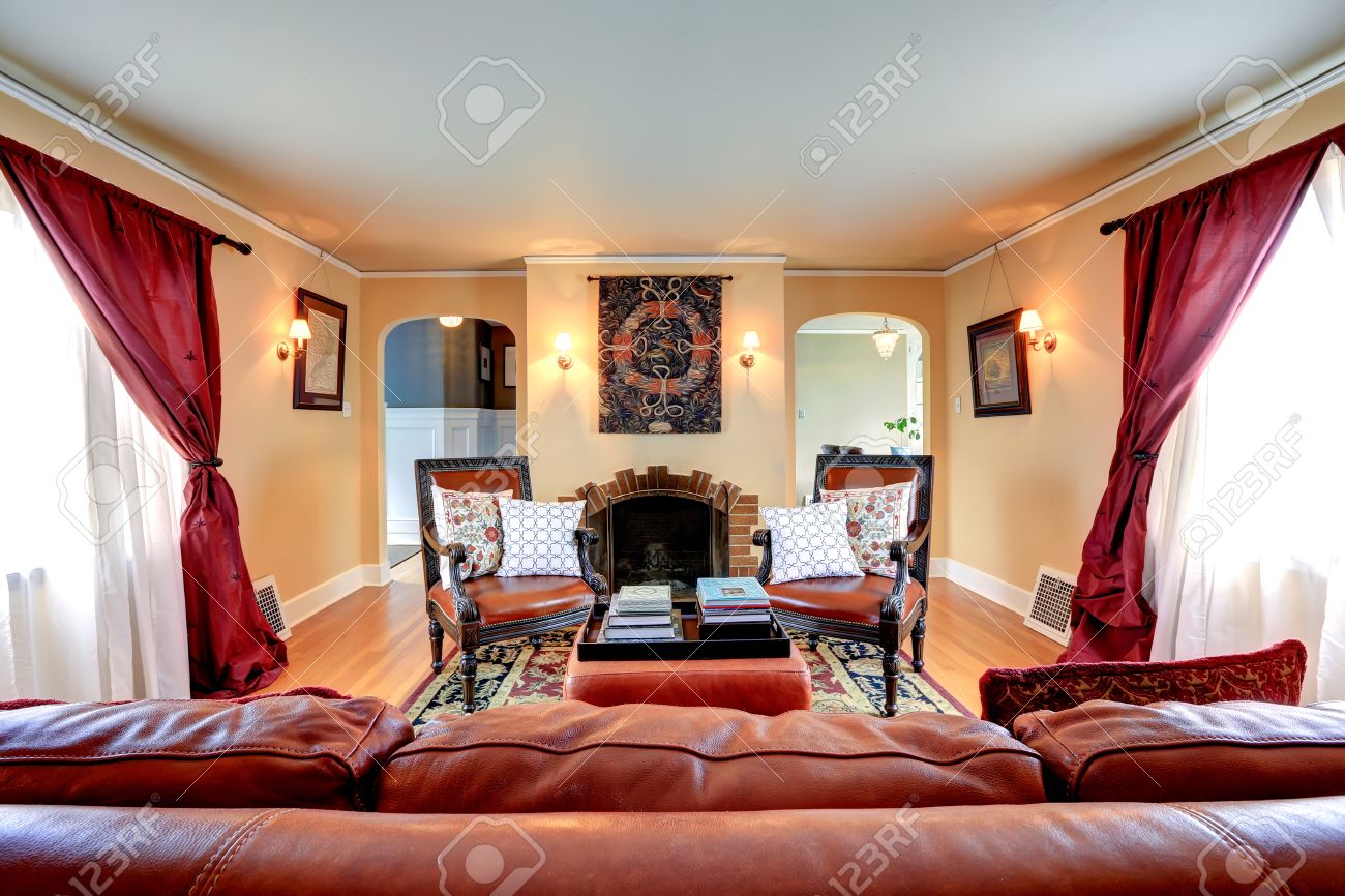 Luxus wohnzimmer mit hochwertigem leder couch, sessel und kamin ...