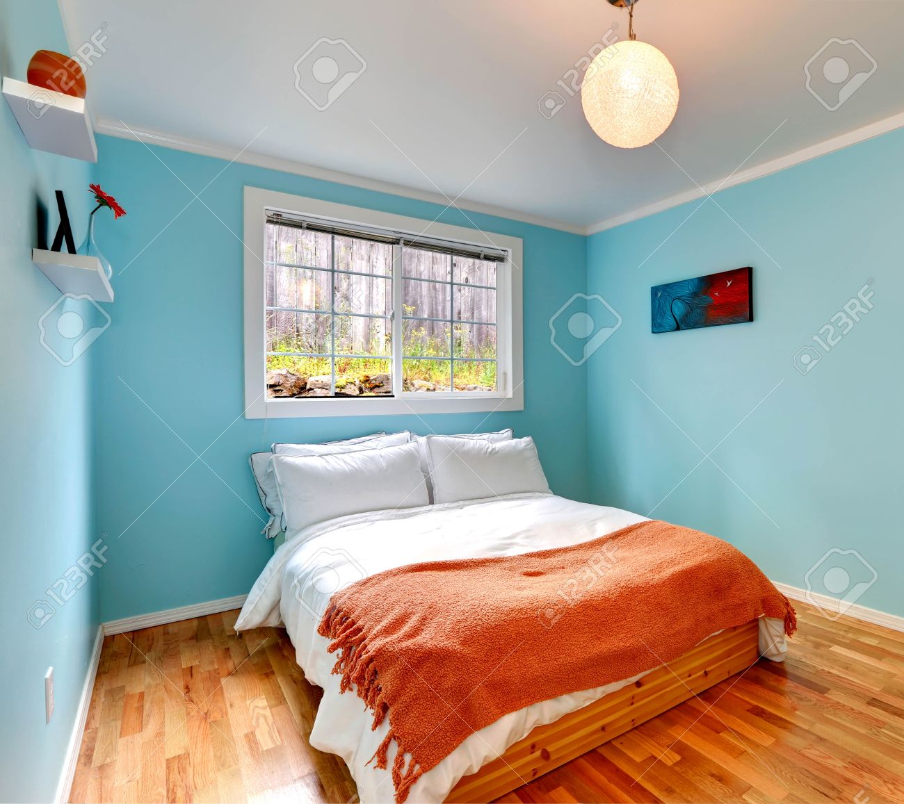 Chambre confortable de couleur bleu clair avec plancher de bois ...