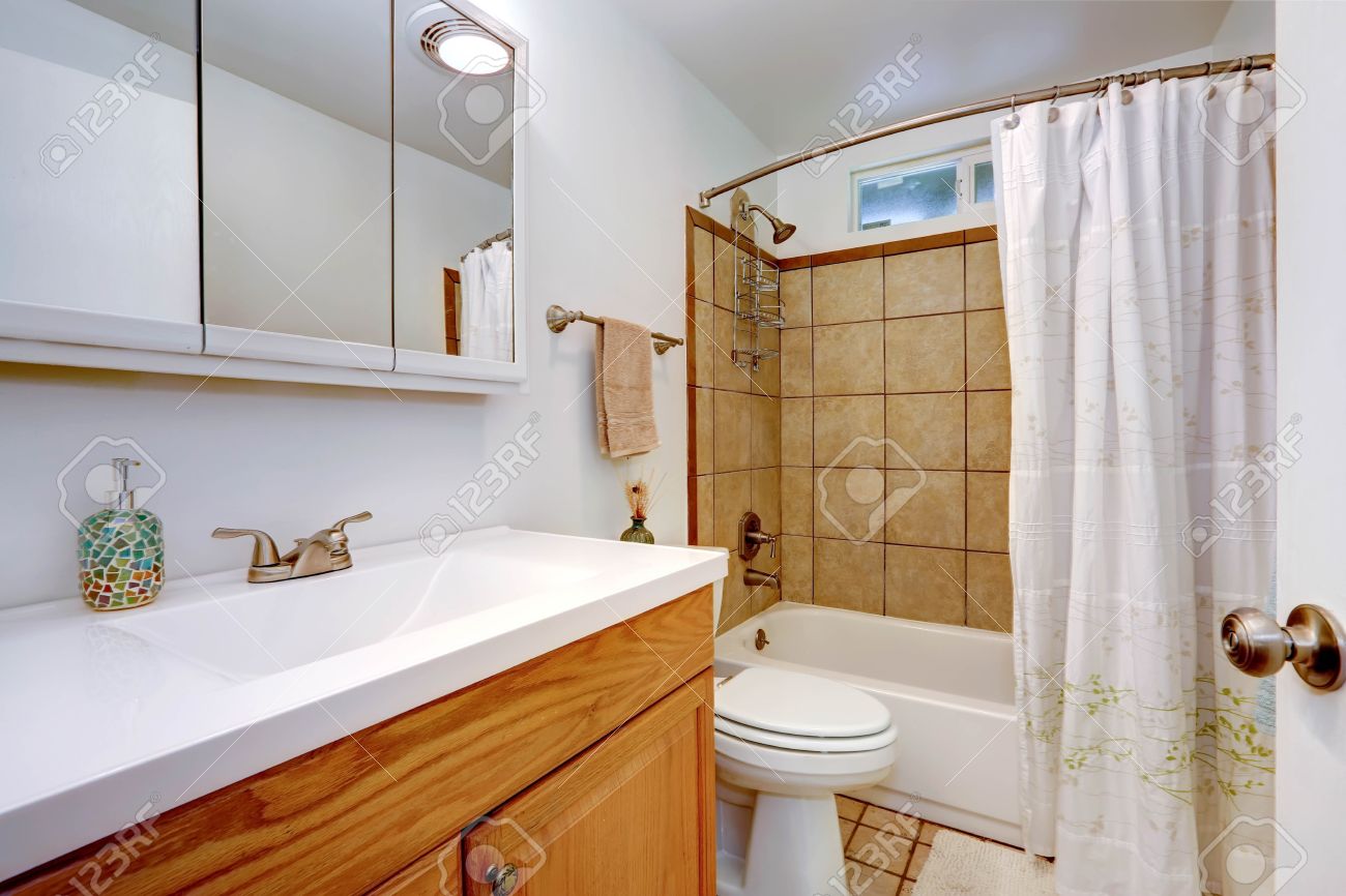 Salle de bains inteiror dans la vieille maison avec garniture de ...
